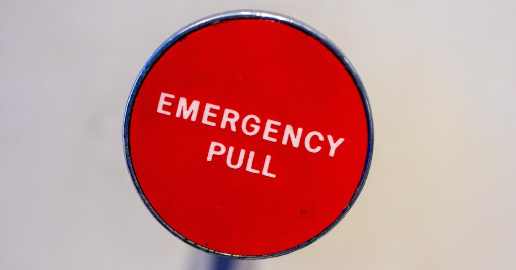 bord met de tekst emergency pull