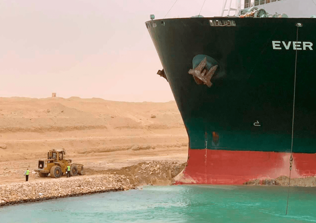 Kleine graafmachine probeert containertank los te graven