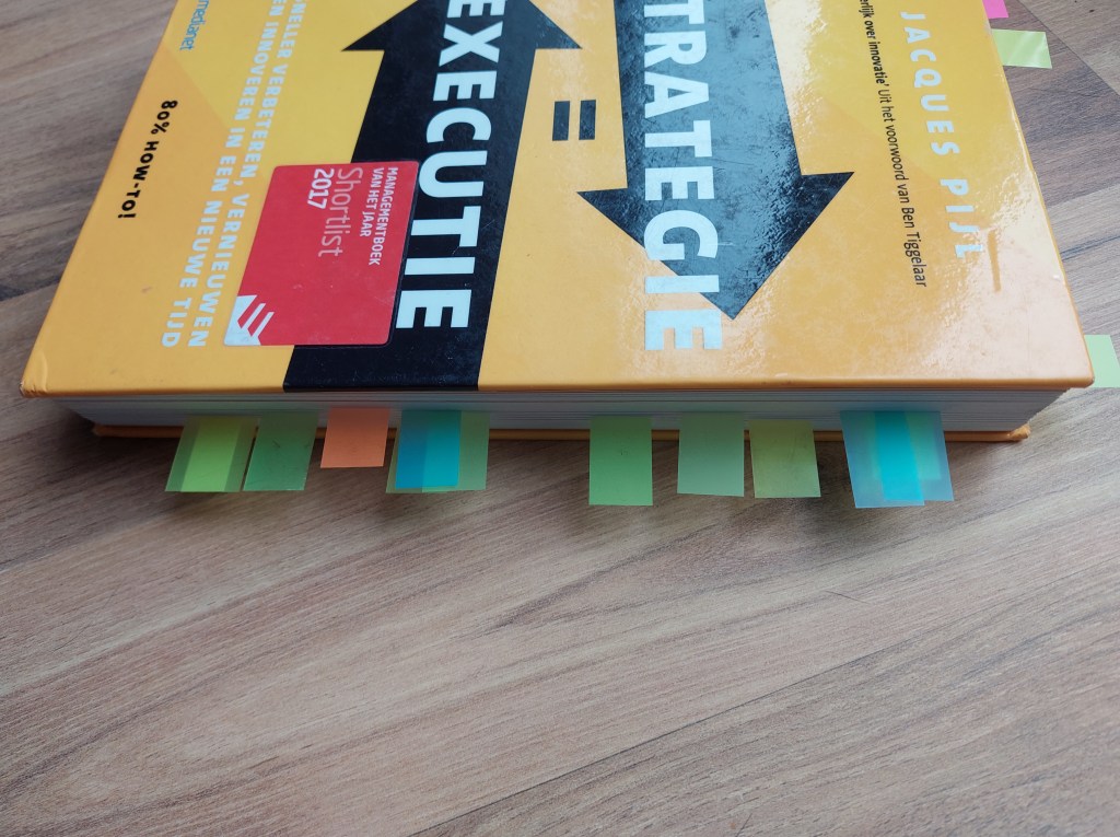 Het boek met sticky notes erin.
